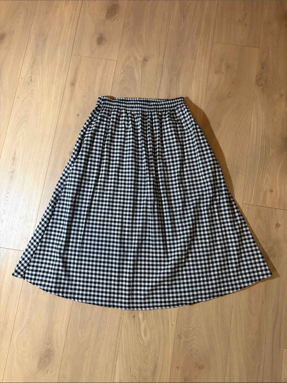 Womenโs Black and White Gingham Midi Skirt with pockets